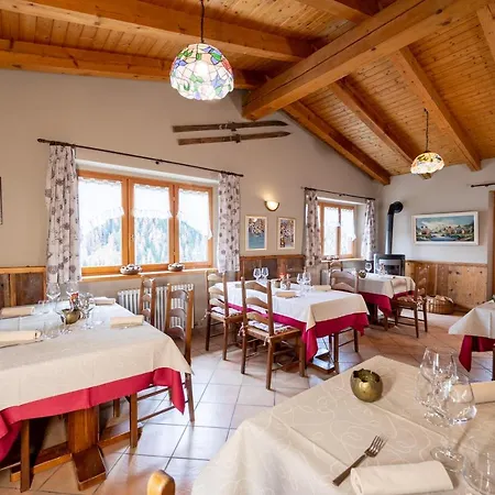 Mont Velan & Restaurant מלון